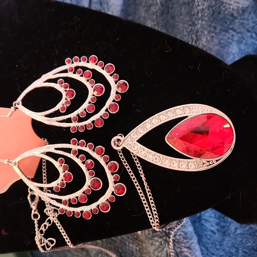 Red Jeweled Teardrop Shaped Long Necklace with Earings